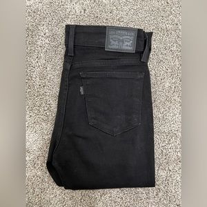 Black distressed Levi’s jeans